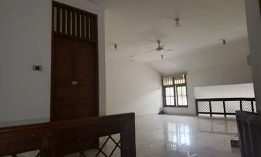 Disewakan Rumah Puri Indah 2 Lantai Depan Jalan Raya