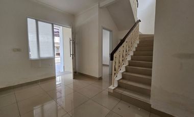 Disewakan rumah Modern Berlokasi Strategis di South Thames JGC Jakarta Timur