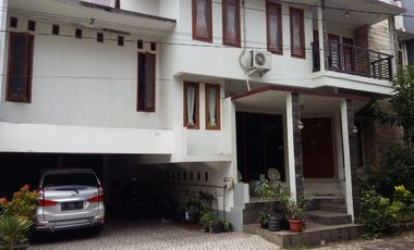 Rumah Mewah 2 Lantai Plus Basement dan Rooftop