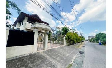 Luxurious Single House, shady Garden In the middle of NST
