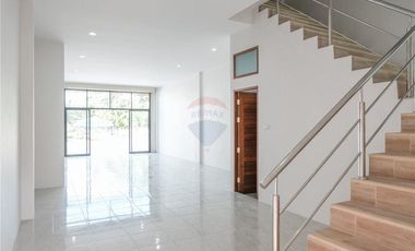 Modern 2 BR townhouse in Khanom, NST