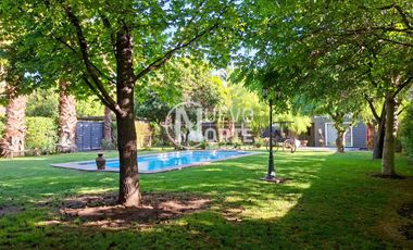 SE ARRIENDA ACOGEDORA CASA CON JARDIN Y PISCINA