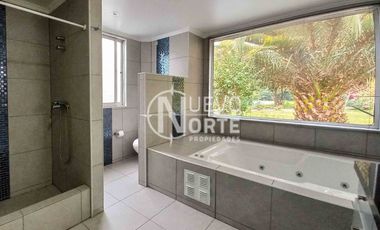 SE ARRIENDA ACOGEDORA CASA CON JARDIN Y PISCINA