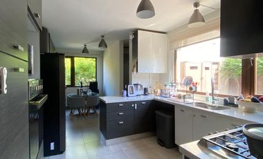 ARRIENDO CASA MEDITERRÁNEA EN EXCLUSIVO CONDOMINIO DE CHICUREO, 4D + 3B + P. SERVICIO + PISCINA + TERRAZA + QUINCHO , AL LADO COLEGIO PEDREGALES