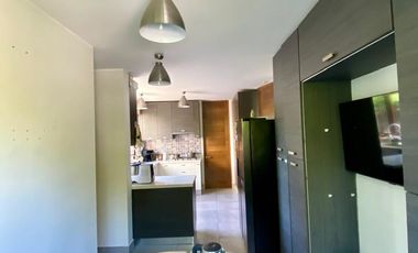 ARRIENDO CASA MEDITERRÁNEA EN EXCLUSIVO CONDOMINIO DE CHICUREO, 4D + 3B + P. SERVICIO + PISCINA + TERRAZA + QUINCHO , AL LADO COLEGIO PEDREGALES