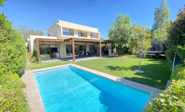 ARRIENDO CASA MEDITERRÁNEA EN EXCLUSIVO CONDOMINIO DE CHICUREO, 4D + 3B + P. SERVICIO + PISCINA + TERRAZA + QUINCHO , AL LADO COLEGIO PEDREGALES