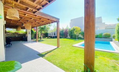 ARRIENDO CASA MEDITERRÁNEA EN EXCLUSIVO CONDOMINIO DE CHICUREO, 4D + 3B + P. SERVICIO + PISCINA + TERRAZA + QUINCHO , AL LADO COLEGIO PEDREGALES