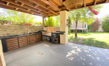 ARRIENDO CASA MEDITERRÁNEA EN EXCLUSIVO CONDOMINIO DE CHICUREO, 4D + 3B + P. SERVICIO + PISCINA + TERRAZA + QUINCHO , AL LADO COLEGIO PEDREGALES