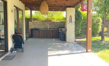 ARRIENDO CASA MEDITERRÁNEA EN EXCLUSIVO CONDOMINIO DE CHICUREO, 4D + 3B + P. SERVICIO + PISCINA + TERRAZA + QUINCHO , AL LADO COLEGIO PEDREGALES