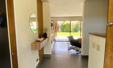 ARRIENDO CASA MEDITERRÁNEA EN EXCLUSIVO CONDOMINIO DE CHICUREO, 4D + 3B + P. SERVICIO + PISCINA + TERRAZA + QUINCHO , AL LADO COLEGIO PEDREGALES