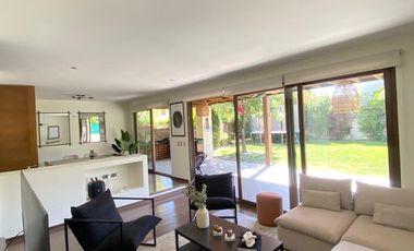 ARRIENDO CASA MEDITERRÁNEA EN EXCLUSIVO CONDOMINIO DE CHICUREO, 4D + 3B + P. SERVICIO + PISCINA + TERRAZA + QUINCHO , AL LADO COLEGIO PEDREGALES