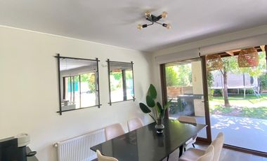 ARRIENDO CASA MEDITERRÁNEA EN EXCLUSIVO CONDOMINIO DE CHICUREO, 4D + 3B + P. SERVICIO + PISCINA + TERRAZA + QUINCHO , AL LADO COLEGIO PEDREGALES
