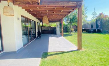 ARRIENDO CASA MEDITERRÁNEA EN EXCLUSIVO CONDOMINIO DE CHICUREO, 4D + 3B + P. SERVICIO + PISCINA + TERRAZA + QUINCHO , AL LADO COLEGIO PEDREGALES