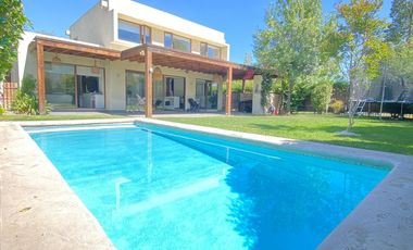 ARRIENDO CASA MEDITERRÁNEA EN EXCLUSIVO CONDOMINIO DE CHICUREO, 4D + 3B + P. SERVICIO + PISCINA + TERRAZA + QUINCHO , AL LADO COLEGIO PEDREGALES