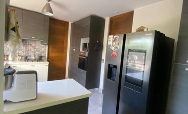 ARRIENDO CASA MEDITERRÁNEA EN EXCLUSIVO CONDOMINIO DE CHICUREO, 4D + 3B + P. SERVICIO + PISCINA + TERRAZA + QUINCHO , AL LADO COLEGIO PEDREGALES