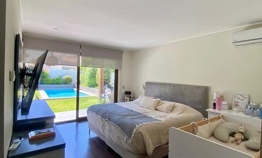 ARRIENDO CASA MEDITERRÁNEA EN EXCLUSIVO CONDOMINIO DE CHICUREO, 4D + 3B + P. SERVICIO + PISCINA + TERRAZA + QUINCHO , AL LADO COLEGIO PEDREGALES