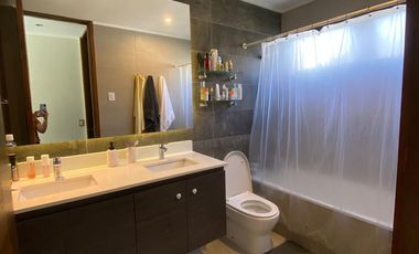 ARRIENDO CASA MEDITERRÁNEA EN EXCLUSIVO CONDOMINIO DE CHICUREO, 4D + 3B + P. SERVICIO + PISCINA + TERRAZA + QUINCHO , AL LADO COLEGIO PEDREGALES