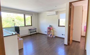 ARRIENDO CASA MEDITERRÁNEA EN EXCLUSIVO CONDOMINIO DE CHICUREO, 4D + 3B + P. SERVICIO + PISCINA + TERRAZA + QUINCHO , AL LADO COLEGIO PEDREGALES