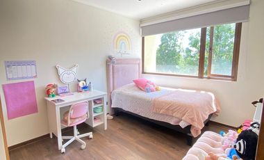 ARRIENDO CASA MEDITERRÁNEA EN EXCLUSIVO CONDOMINIO DE CHICUREO, 4D + 3B + P. SERVICIO + PISCINA + TERRAZA + QUINCHO , AL LADO COLEGIO PEDREGALES