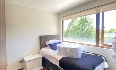 ARRIENDO CASA MEDITERRÁNEA EN EXCLUSIVO CONDOMINIO DE CHICUREO, 4D + 3B + P. SERVICIO + PISCINA + TERRAZA + QUINCHO , AL LADO COLEGIO PEDREGALES