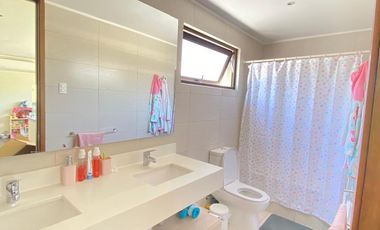 ARRIENDO CASA MEDITERRÁNEA EN EXCLUSIVO CONDOMINIO DE CHICUREO, 4D + 3B + P. SERVICIO + PISCINA + TERRAZA + QUINCHO , AL LADO COLEGIO PEDREGALES