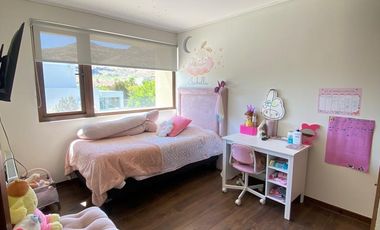 ARRIENDO CASA MEDITERRÁNEA EN EXCLUSIVO CONDOMINIO DE CHICUREO, 4D + 3B + P. SERVICIO + PISCINA + TERRAZA + QUINCHO , AL LADO COLEGIO PEDREGALES