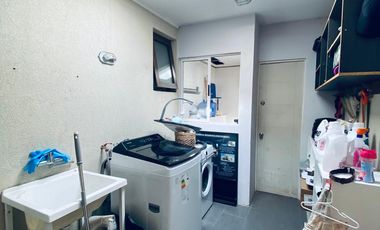 ARRIENDO CASA MEDITERRÁNEA EN EXCLUSIVO CONDOMINIO DE CHICUREO, 4D + 3B + P. SERVICIO + PISCINA + TERRAZA + QUINCHO , AL LADO COLEGIO PEDREGALES