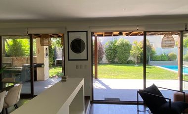 ARRIENDO CASA MEDITERRÁNEA EN EXCLUSIVO CONDOMINIO DE CHICUREO, 4D + 3B + P. SERVICIO + PISCINA + TERRAZA + QUINCHO , AL LADO COLEGIO PEDREGALES