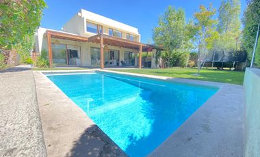 ARRIENDO CASA MEDITERRÁNEA EN EXCLUSIVO CONDOMINIO DE CHICUREO, 4D + 3B + P. SERVICIO + PISCINA + TERRAZA + QUINCHO , AL LADO COLEGIO PEDREGALES