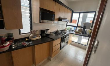 Renta Casa Para Familia Grande u Oficinas, en Calle de Acceso Controlado y Porton Electrico.