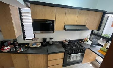 Renta Casa Para Familia Grande u Oficinas, en Calle de Acceso Controlado y Porton Electrico.