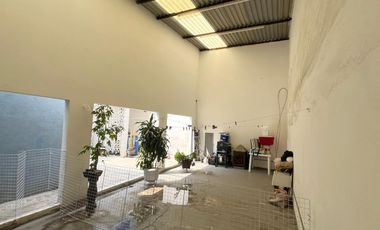 Renta Casa Para Familia Grande u Oficinas, en Calle de Acceso Controlado y Porton Electrico.