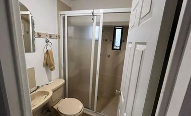 Renta Casa Para Familia Grande u Oficinas, en Calle de Acceso Controlado y Porton Electrico.