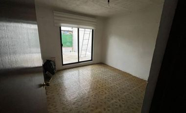 Renta Casa Para Familia Grande u Oficinas, en Calle de Acceso Controlado y Porton Electrico.