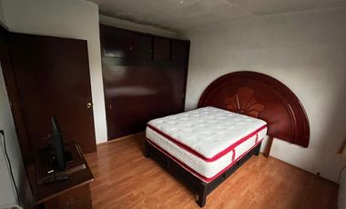 Renta Casa Para Familia Grande u Oficinas, en Calle de Acceso Controlado y Porton Electrico.