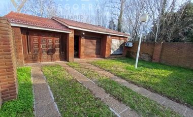 AMPLIO CHALET AL FRENTE CON QUINCHO SANTA TERESITA