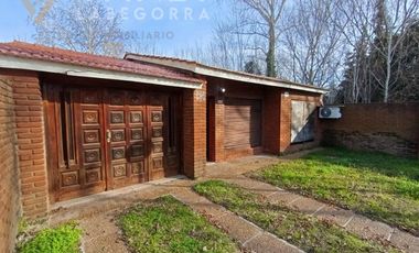 AMPLIO CHALET AL FRENTE CON QUINCHO SANTA TERESITA