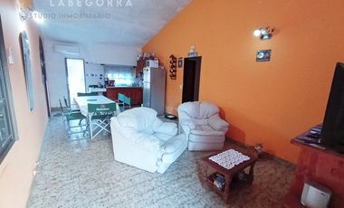 AMPLIO CHALET AL FRENTE CON QUINCHO SANTA TERESITA