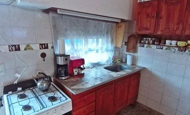 AMPLIO CHALET AL FRENTE CON QUINCHO SANTA TERESITA