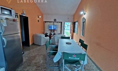 AMPLIO CHALET AL FRENTE CON QUINCHO SANTA TERESITA