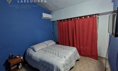 AMPLIO CHALET AL FRENTE CON QUINCHO SANTA TERESITA