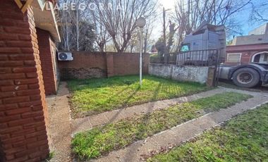 AMPLIO CHALET AL FRENTE CON QUINCHO SANTA TERESITA