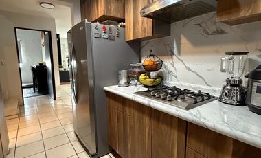 Hermosa casa con recámara en planta baja en venta en condominio al sur de la ciudad