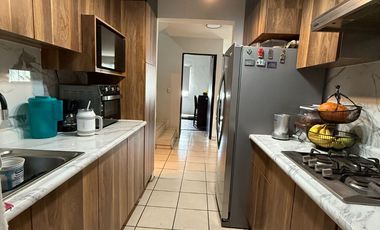 Hermosa casa con recámara en planta baja en venta en condominio al sur de la ciudad