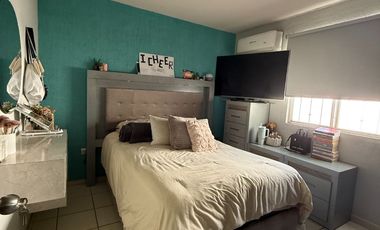 Hermosa casa con recámara en planta baja en venta en condominio al sur de la ciudad
