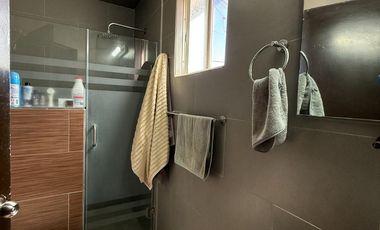 Hermosa casa con recámara en planta baja en venta en condominio al sur de la ciudad