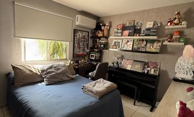 Hermosa casa con recámara en planta baja en venta en condominio al sur de la ciudad