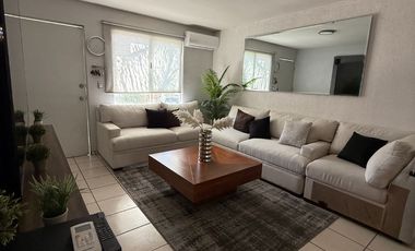 Hermosa casa con recámara en planta baja en venta en condominio al sur de la ciudad