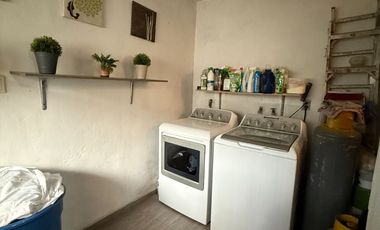 Hermosa casa con recámara en planta baja en venta en condominio al sur de la ciudad