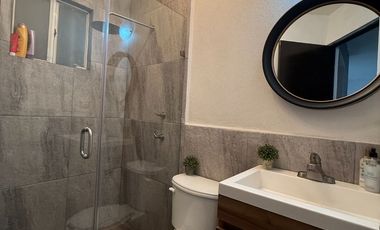 Hermosa casa con recámara en planta baja en venta en condominio al sur de la ciudad